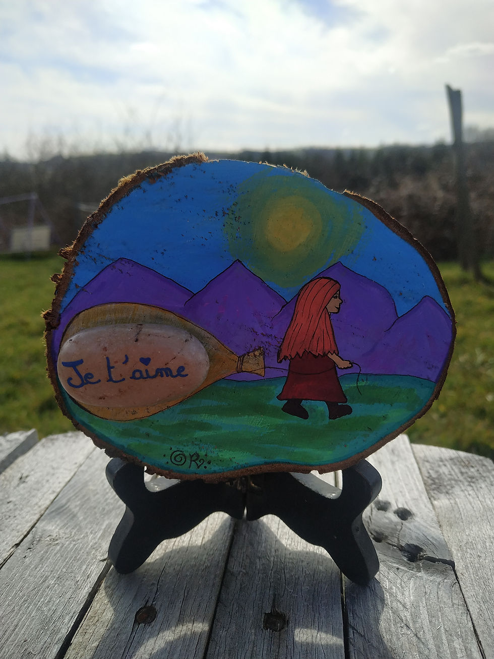 Miniature : Peinture tranche de bois, jeune fille tire un sac, galet je t'aime dedans, montagnes violettes, soleil, par Oréalys Révayia