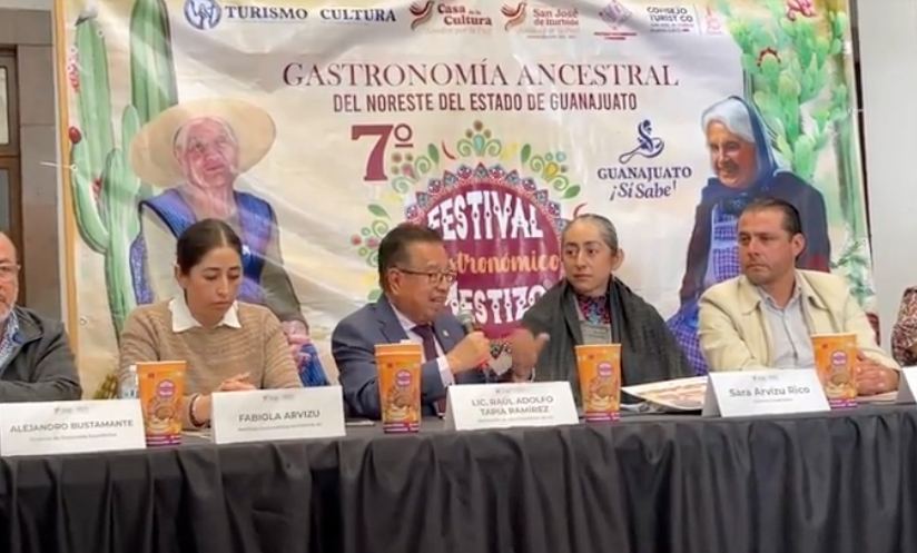 Raúl Adolfo Tapia, secretario de ayuntamiento, en representación de el presidente municipal Manuel Montes de la Vega.