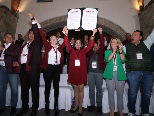 La candidata de la coalición MORENA-PT-VERDE Alma Alcaraz recibió su constancia como candidata para la gubernatura.