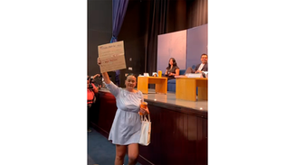Militante de MC confronta a Máynez con una pancarta durante presentación de su libro en la Universidad de Guanajuato