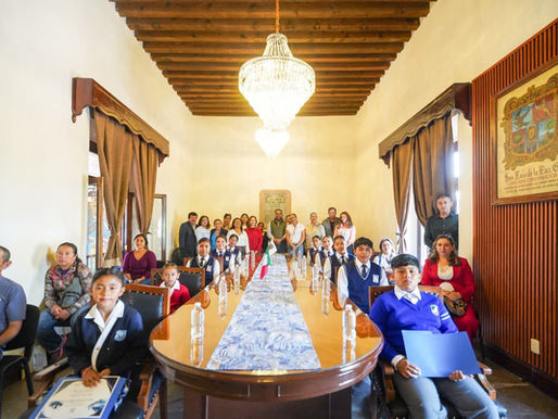 Estudiantes de diversas instituciones son reconocidos por el gobierno municipal por su excelencia académica y participación cívica