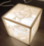 Lampe cubique Moana gravée, détails lumineux. The walking dead boîte Led 3D, arrière-plan sombre.