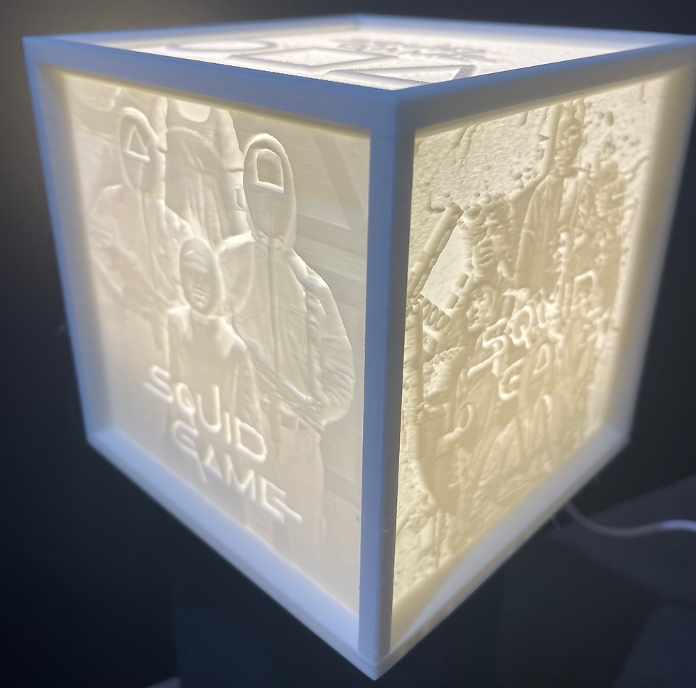 Lampe Squid Game, avec personnages et texte, boîte LED 3D représentant la série.