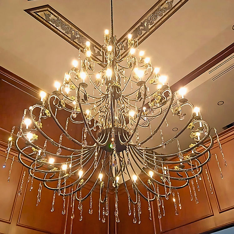 Candil de cristal doble altura Brioni de 48 luces y 3 niveles para residencia