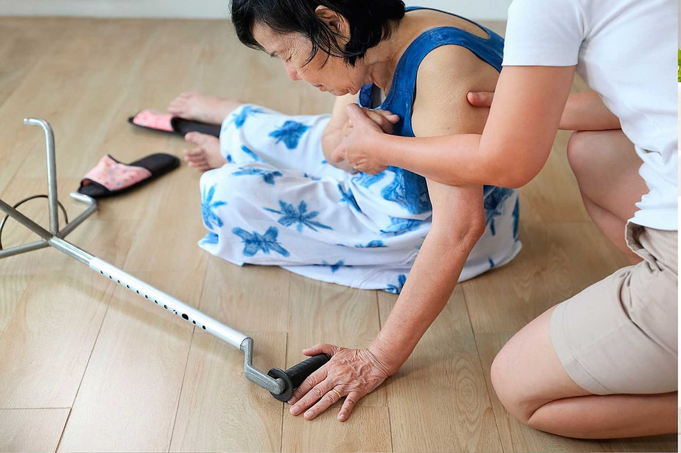 Mulher sofre uma queda e recebe ajuda