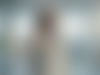 Astronauta de óculos e barba em seu traje espacial branco, escrevendo em um painel de vidro transparente com diagramas e fluxogramas de mapeamento de talentos. O escritório é moderno e iluminado, com o logotipo da empresa em destaque no peito do uniforme.