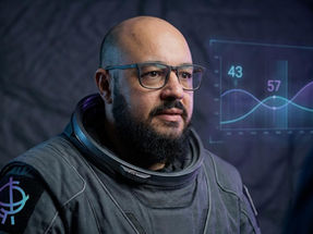Close-up de um astronauta em um estado de escuta ativa e profunda, com um gráfico holográfico ao fundo exibindo a proporção ideal de fala e escuta de 43/57.