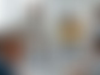 Astronauta com capacete observa reunião de equipe com whiteboard, laptops e videochamada em um escritório iluminado.