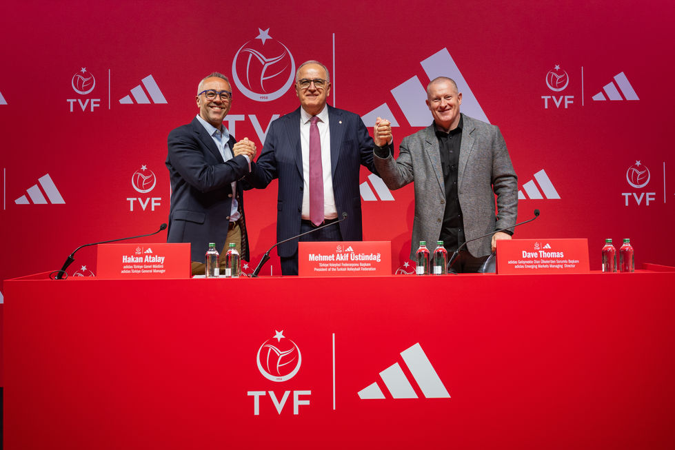 Adidas yöneticileri ve TVF Başkanı imza töreni kurumsal pozu, Novart İstanbul organizasyon fotoğrafçısı.