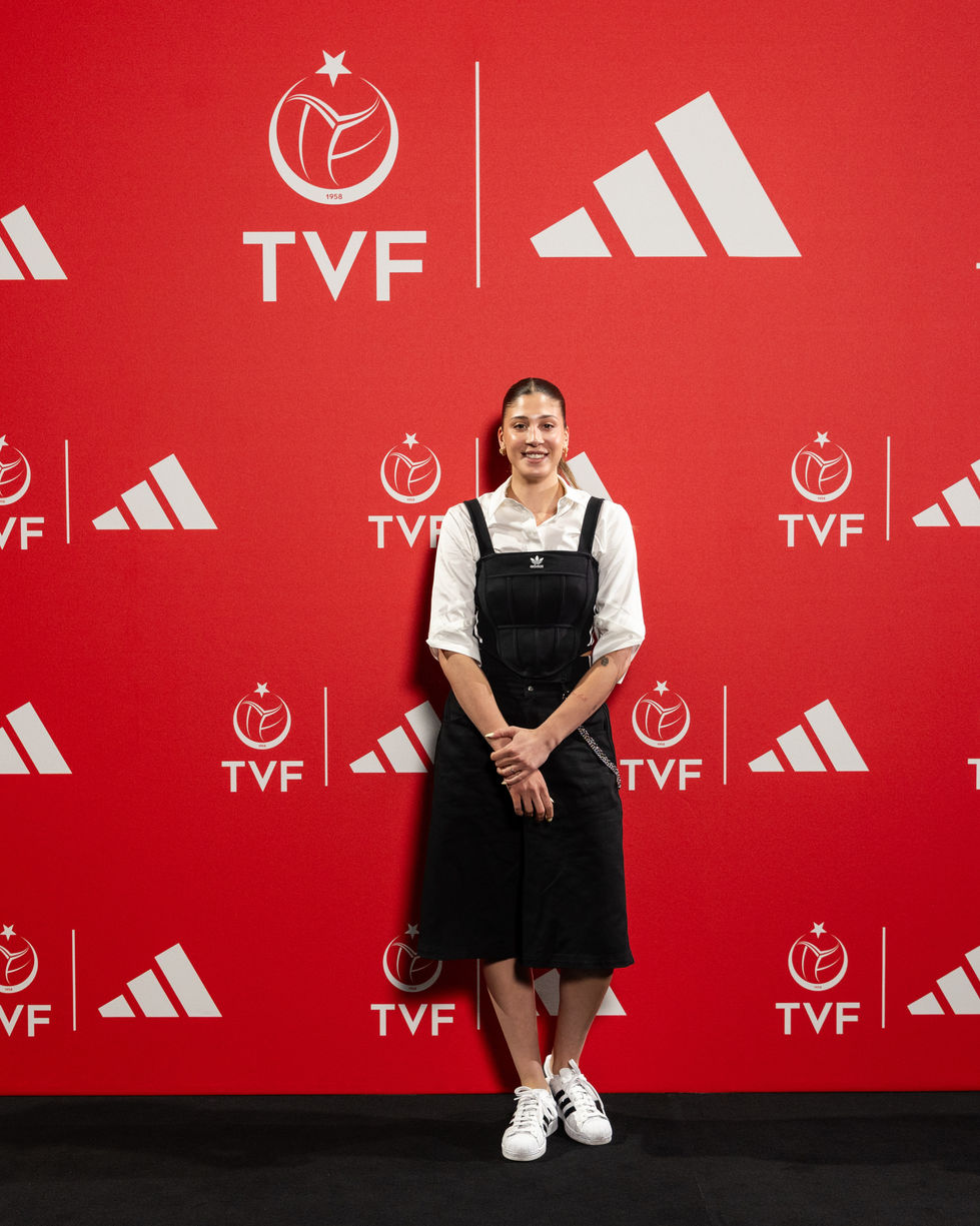 Milli voleybolcu İlkin Aydın kırmızı halı kurumsal pozu, Novart İstanbul lansman fotoğraf çekimi.