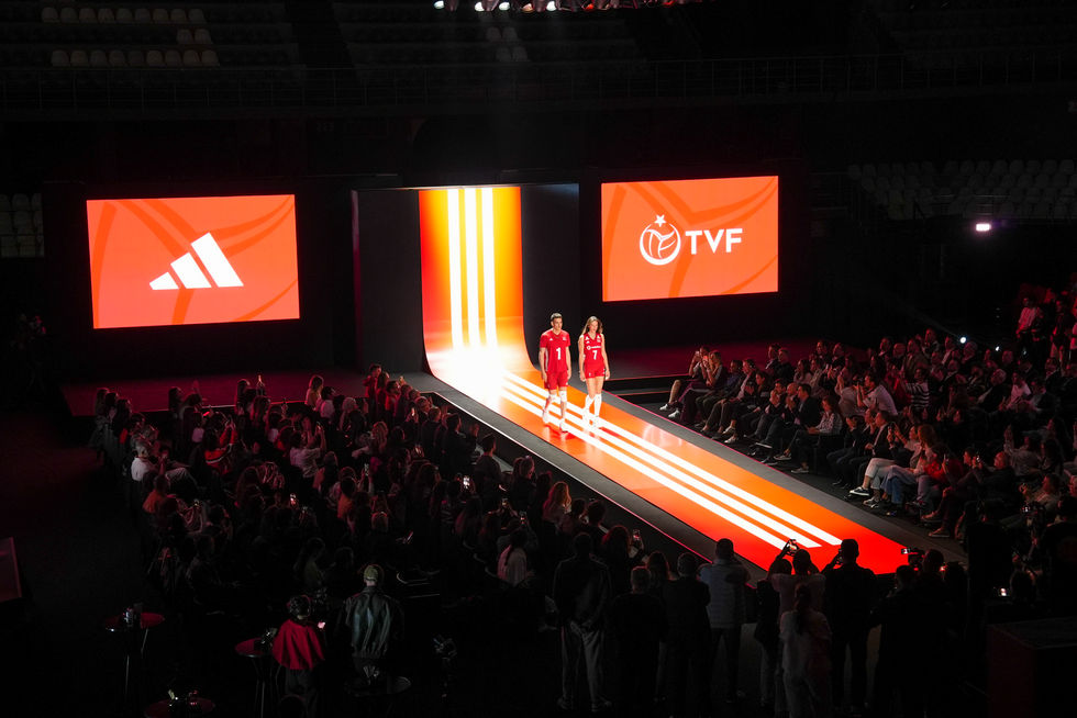 Hande Baladın ve Kaan Gürbüz yeni Adidas milli takım formalarıyla podyum yürüyüşü, Novart İstanbul etkinlik fotoğraf çekimi.