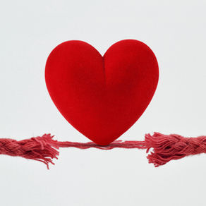 Mains tenant délicatement un cœur, symbolisant la vulnérabilité et la compassion envers soi.