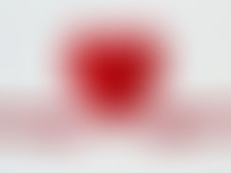 Mains tenant délicatement un cœur, symbolisant la vulnérabilité et la compassion envers soi.