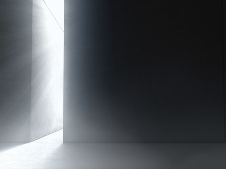 Abstract image showing light entering a dark space, symbolizing speaking out and the fracture of the silence surrounding denunciations.