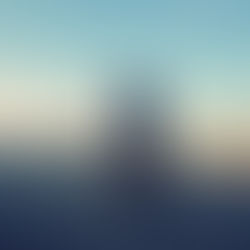 « Une porte ouverte, solitaire, se tenant au milieu d’une route déserte sous un vaste ciel, symbolisant la transition, la vulnérabilité et l’incertitude des nouveaux départs. »