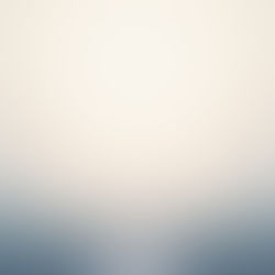 Silhouette marchant sur un chemin dans la brume, symbolisant un nouveau chapitre de vie après des années de douleur chronique.