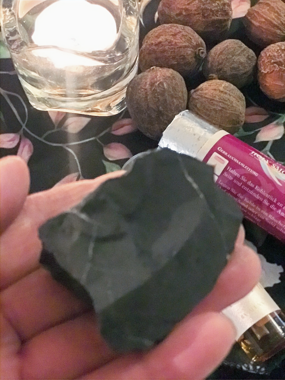 Miniaturbild: Set aus Fläschchen, Kohle und Nüssen