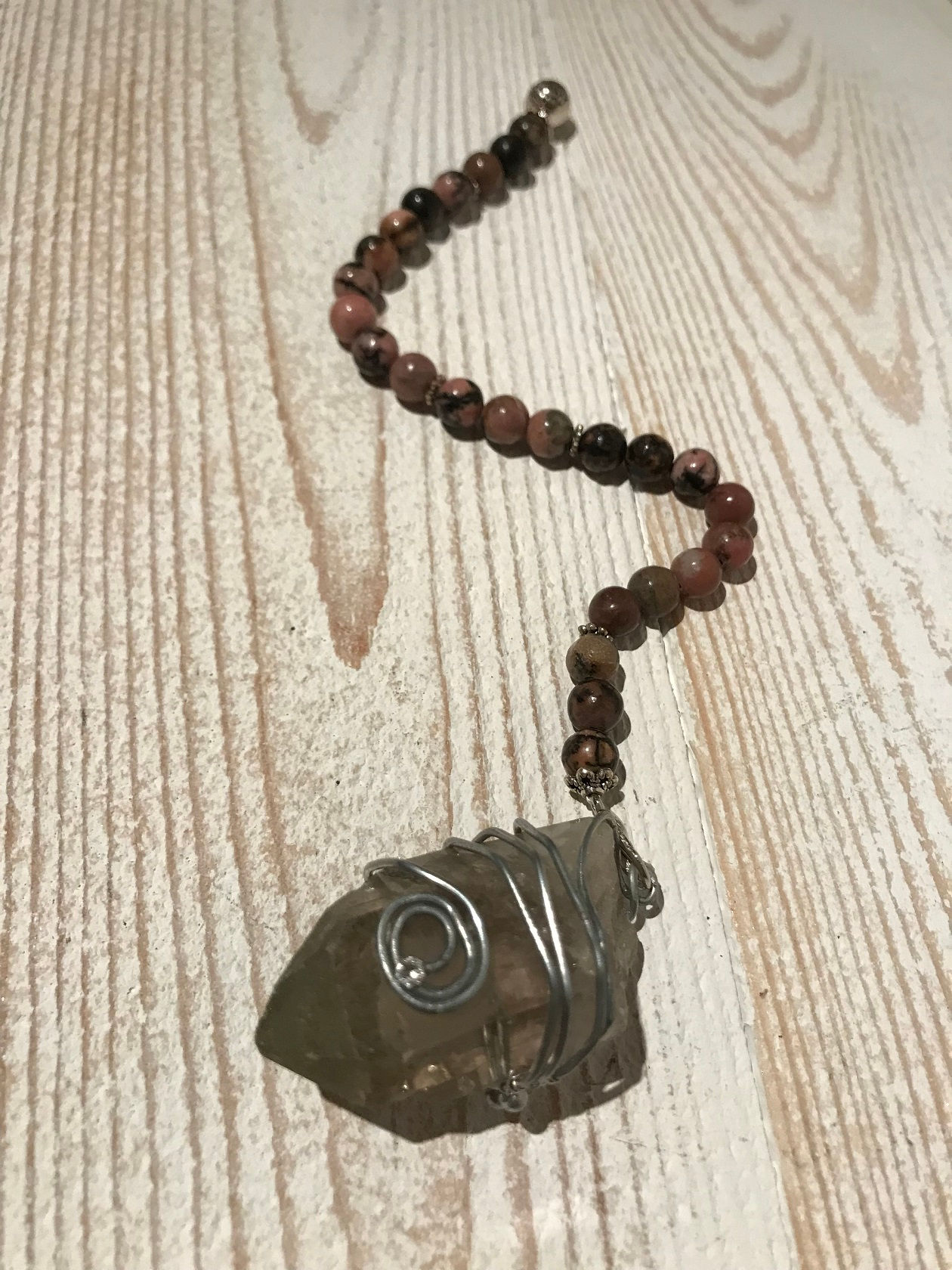 Pendel mit Edelsteinkette und Draht