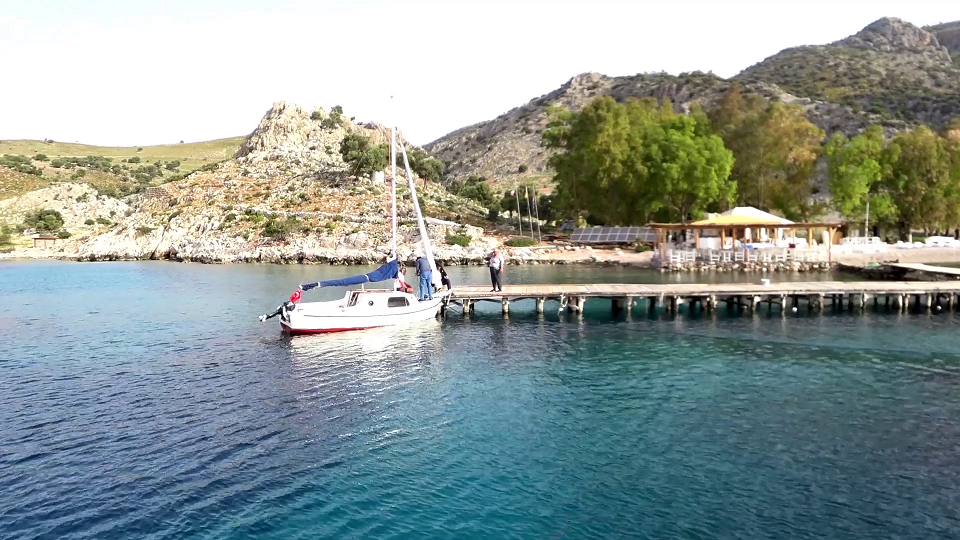 The stranded sailboat