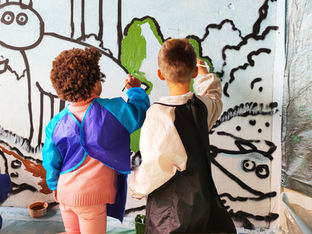 intervention artistique en milieu scolaire école. street artiste fresque pédagogique intervenant présentation art maternelle primaire grand est aube haute marne Hérault graffiti EAC éducation artistique culturelle enfant qui peint arts plastiques création pédagogie art thérapie