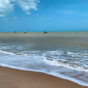 Playa de São Miguel do Gostoso con mar tranquilo y cielo azul de fondo, destino ideal para relajarse en la costa de Rio Grande do Norte