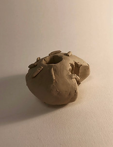 Abgebissener Donut mit Loch und Streusel