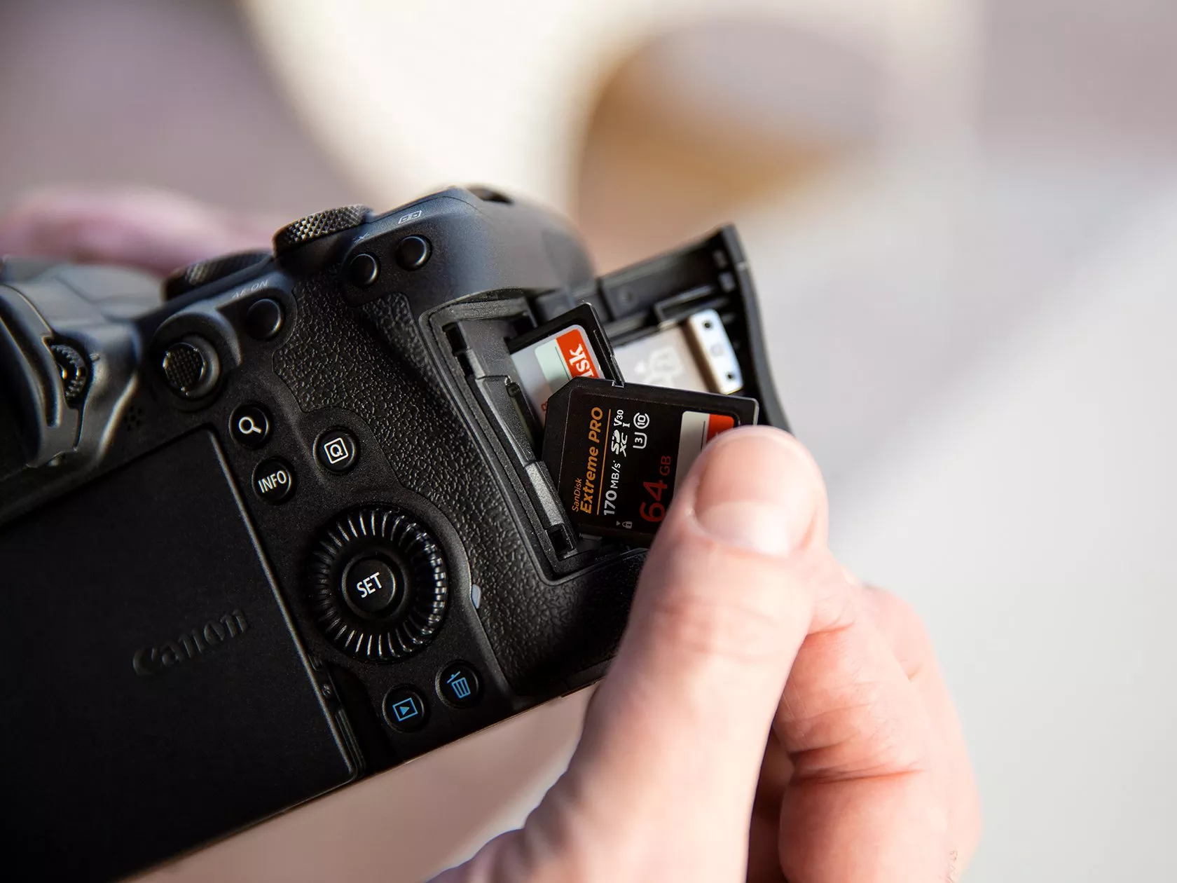 4082C003_EOS-R6_Block_07.webp