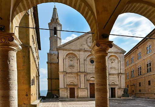 Pienza-piazza-Fotolia-compr-EVIDENZA-1.jpg