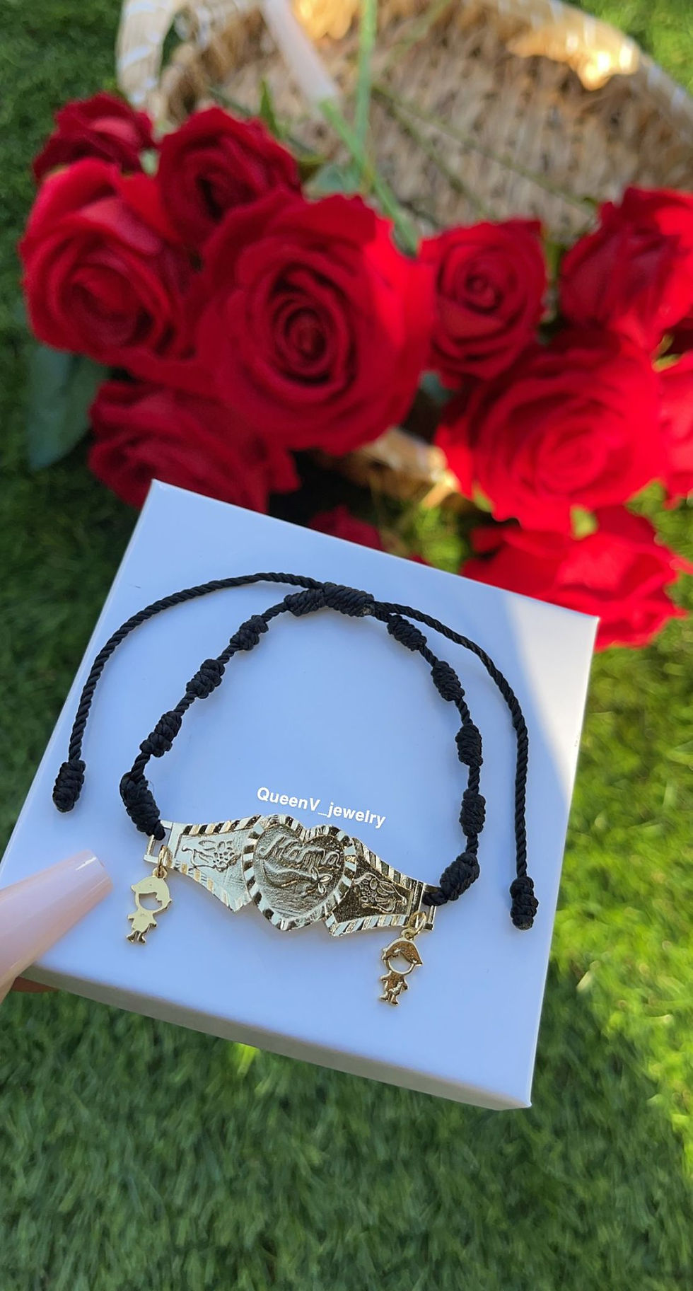 Thumbnail: "Mama" Y Hijos Adjustable Thread Bracelet (Any Color)