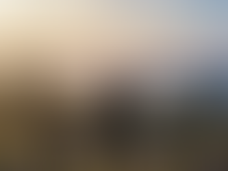 uma mulher sentada num banco olhando pensativa para as nuvens