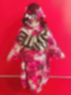 鮮やかな赤の振袖を着た少女の後ろ姿。大きなリボンの帯結びが特徴の華やかな和装スタイル。