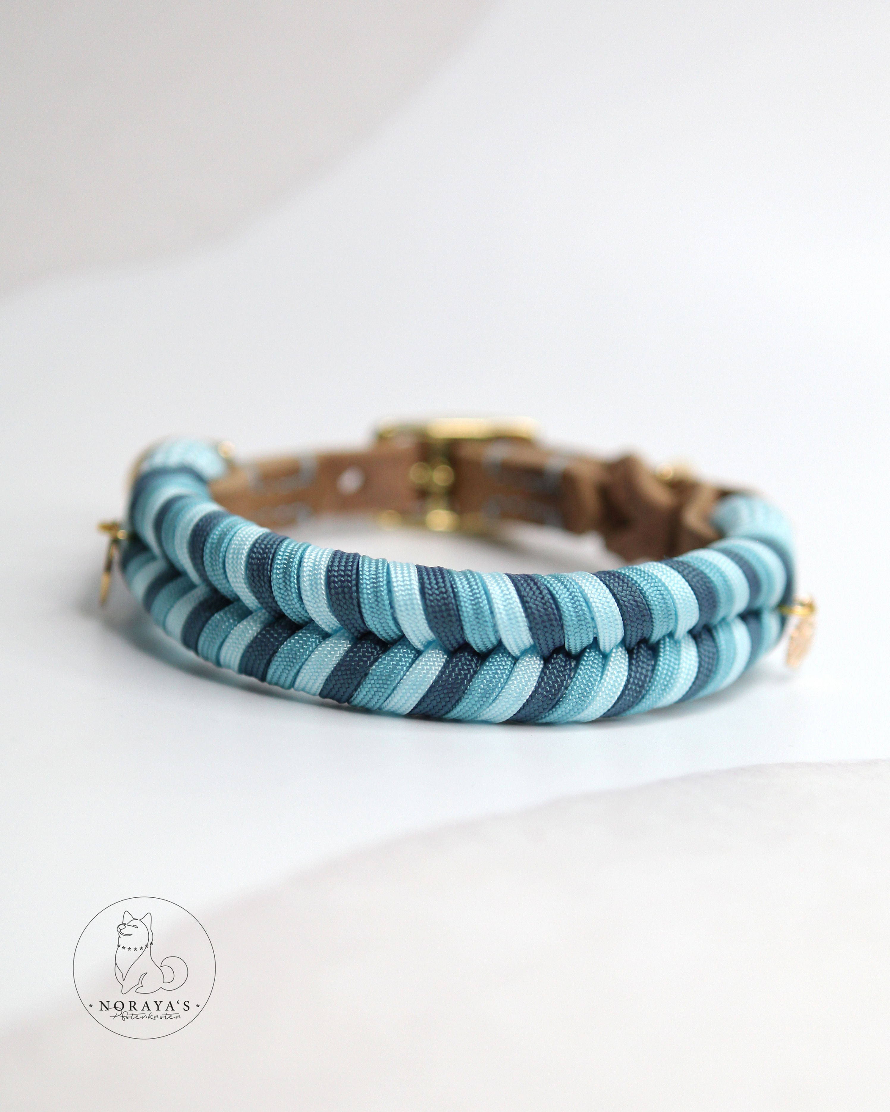 Halsband Tau gewickelt