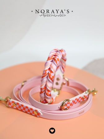 Sanftes Rosa trifft auf kraftvolles Orange – Nami zeigt, wie harmonisch Gegensätze fließen können.
Mit UV-bedrucktem Biothanehalsband & passender Leine ist dieser Look pure Eleganz mit verspieltem Twist.
Dazu? Die Hundemarke im Perfect Match Design.
