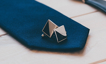 Corbata, reloj y gemelos