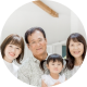 祖父母、母、娘の笑顔の家族