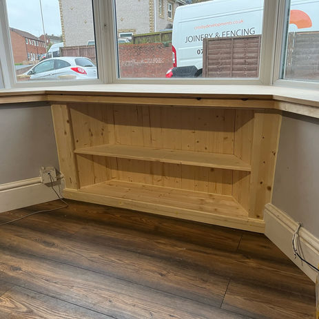 Bay window shelving seat