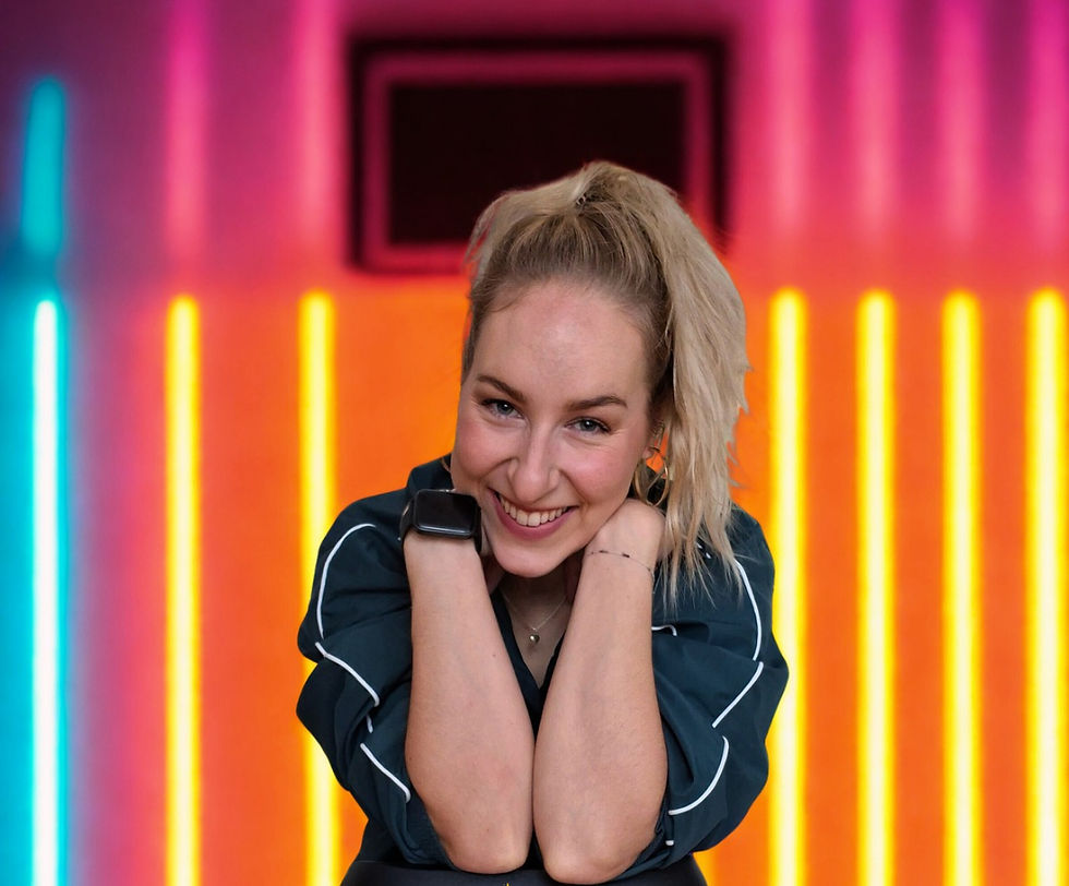 Larissa Windegger Blonde sportliche Frau lehnt lächelnd auf Musikbox