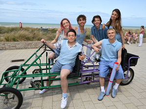 #LikeMe neemt videoclip op voor zomersingle: “Middelkerke is niet alleen de locatie, het is een personage geworden voor onze serie”