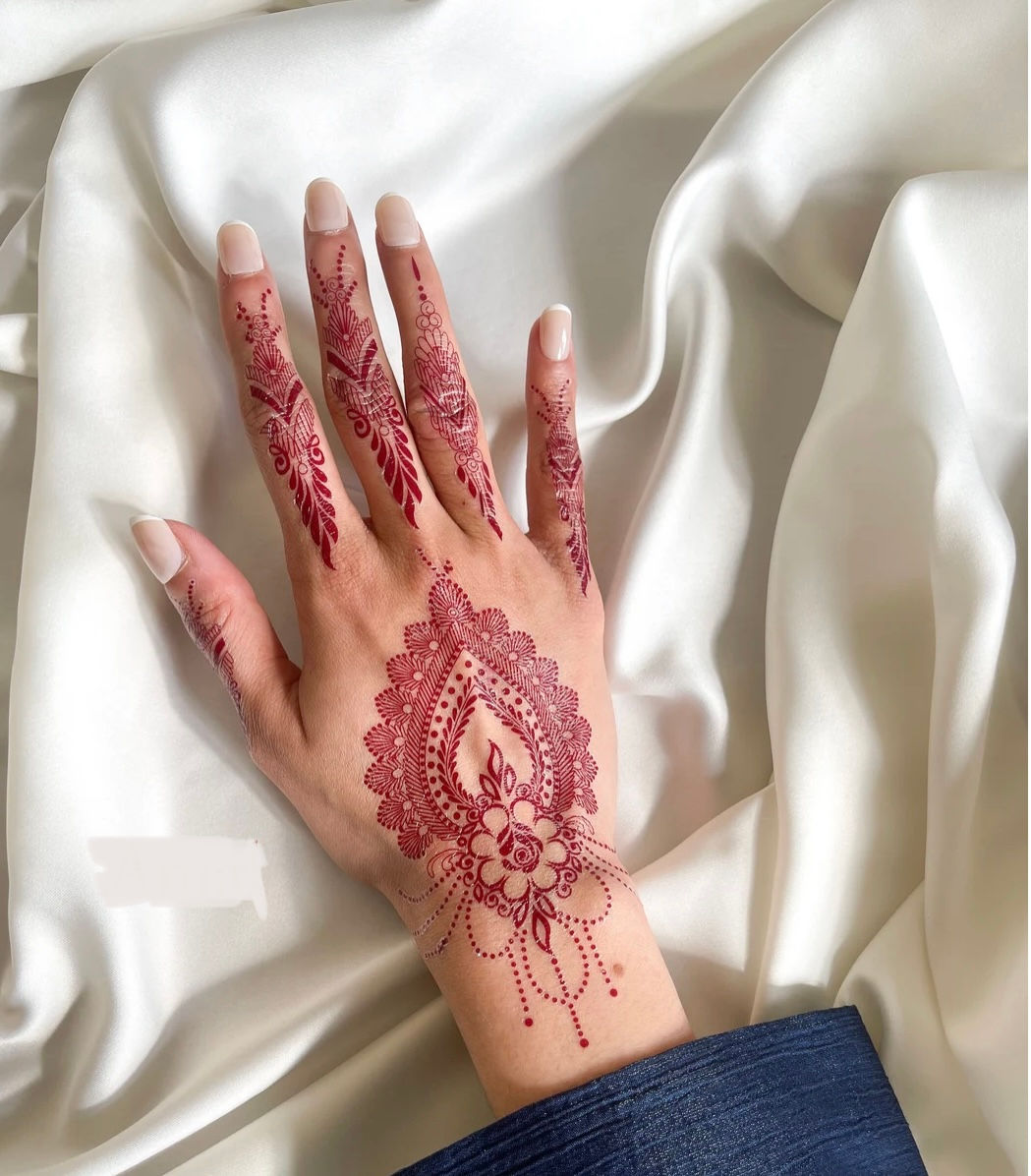 Chaima Tatouage bordeaux