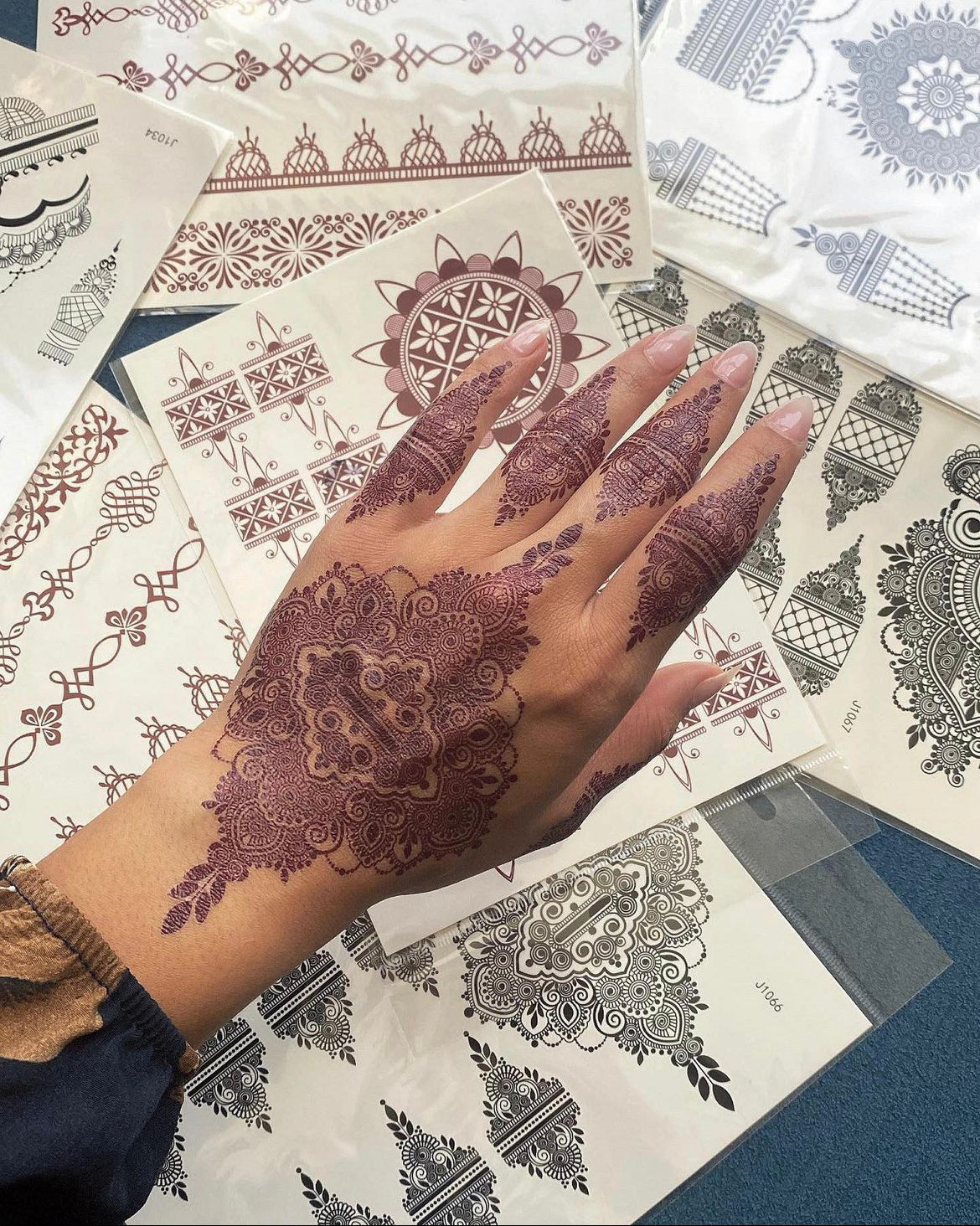 Leila Tatouage bordeaux