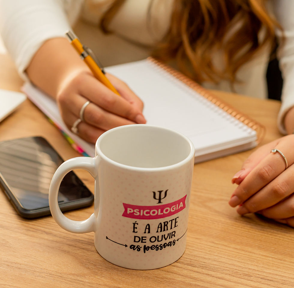 Documento psicológico sendo preenchido por psicóloga: laudo para cirurgia bariátrica