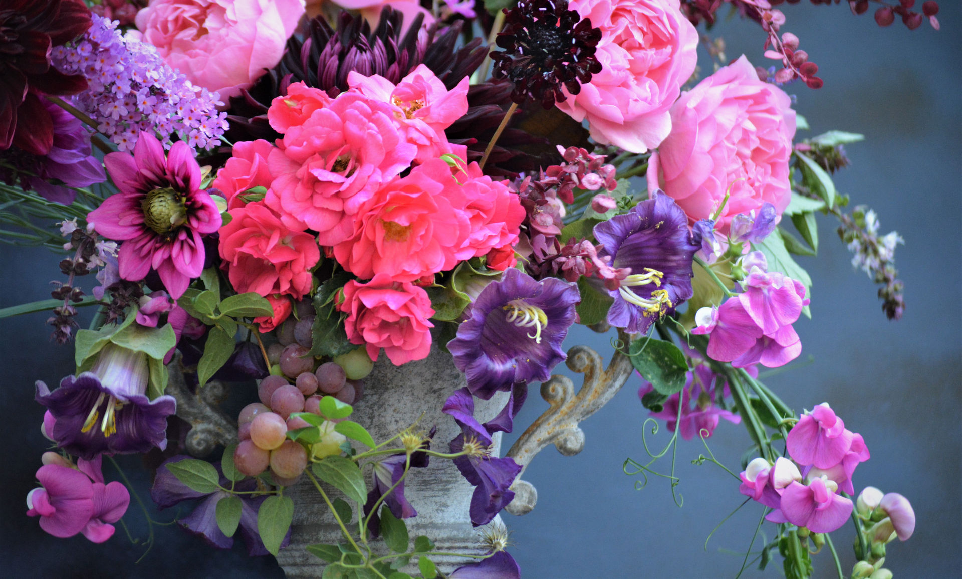 Rosen, Dahlien und herbstliche Blumen