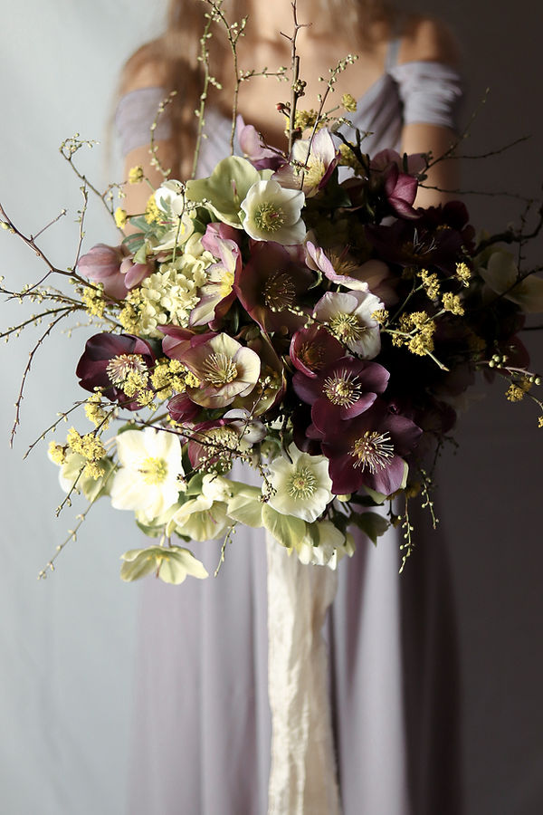 Nachhaltiger Winterbrautstrauß mit Helleborus Schneerosen Fotografin: Maja Kruse