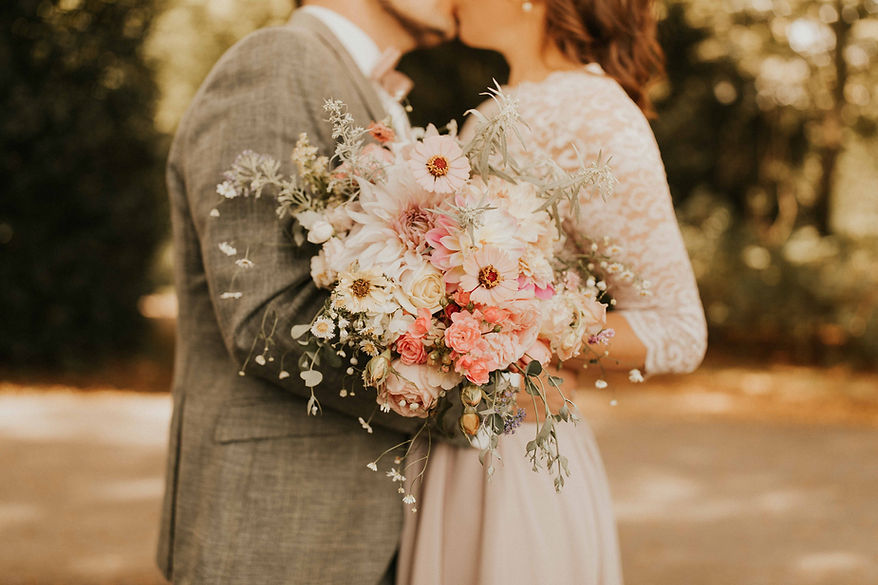 Nachhaltiger Brautstrauß mit Blumen aus dem Garten, Slowflowers, Hochzeitsfloristik, Brautstrauß, Bremen, Foto: Anastasia Gor