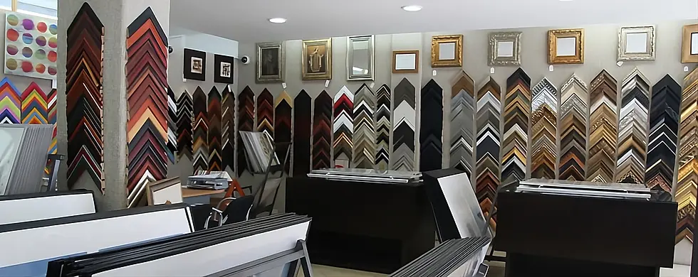 Tienda Ibérica de Marcos en Polanco con amplia selección de molduras exclusivas, marcos personalizados y servicios de enmarcado profesional para arte, diplomas y decoración.