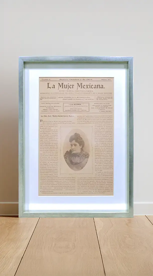 Documento histórico enmarcado con moldura blanca estilo conservación, ideal para piezas valiosas.