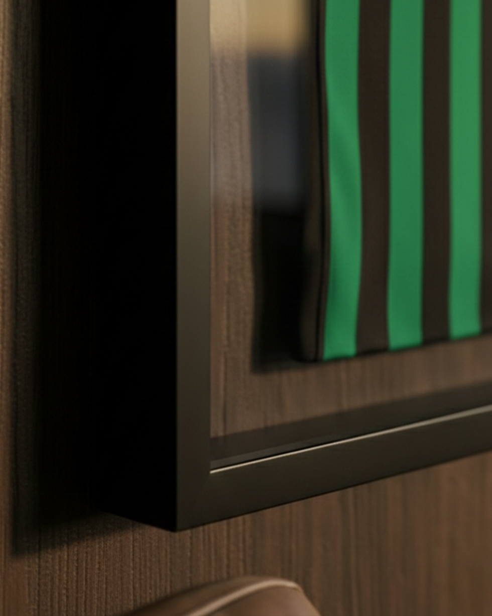 Acercamiento a marco negro minimalista protegiendo playera de la Kings League. Servicio experto de enmarcado de colección y memorabilia deportiva en Interlomas.