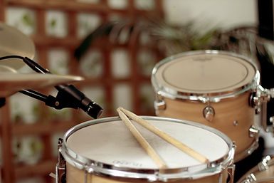 una bateria en el estudio de grabacion