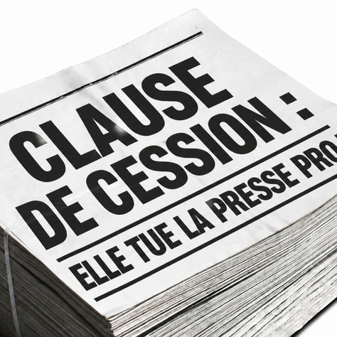 Pile de journaux dont la Une affiche le titre « La clause de cession tue la presse pro », illustrant une tribune sur l'impact de la clause de cession dans la presse professionnelle.