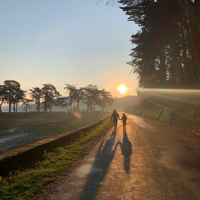 Lever de soleil sur la route du Moulin Mer de Logonna-Daoulas dans le Finistère, lieu d'accueil des résidences d'artistes MMProjet
